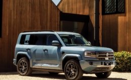 Tampilan depan mobil listrik Denza B5 berwarna biru muda dengan detail logo Denza dan lampu LED futuristik